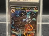 un gros plan d'une carte Pokémon dans une boîte transparente
