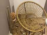 une chaise en osier dans un coin de la salle de bains