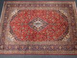 un tapis oriental à motifs rouges et bleus