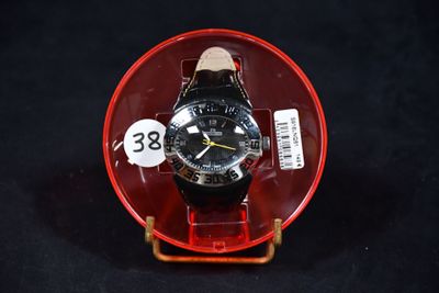 une montre posée sur une assiette rouge
