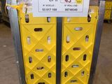 un chariot contenant de nombreux cartons dans un entrepôt