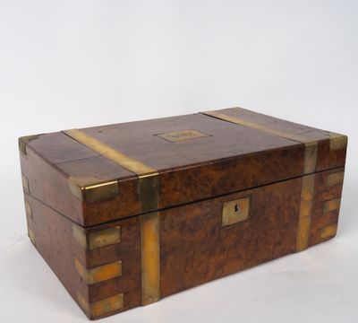 une boîte ancienne en bois, ornée de garnitures en laiton et dotée d'un couvercle