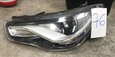 un gros plan sur un phare de voiture sur lequel est apposée une étiquette de prix