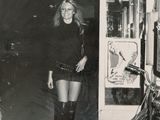 photographie en noir et blanc d'une femme en jupe courte et bottes
