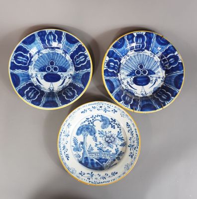 trois assiettes bleues et blanches à motifs posées sur une table