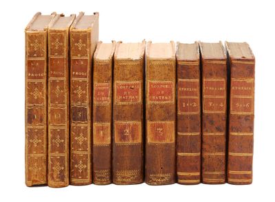 plusieurs vieux livres sont alignés sur une surface blanche