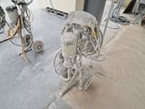 deux vélos garés dans un garage