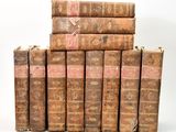 plusieurs vieux livres empilés sur une surface blanche