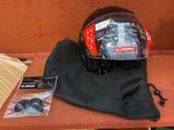 un casque posé sur une table à côté d'un sac