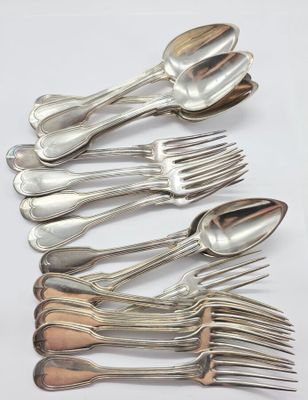 six fourchettes et cuillères en argent sont disposées sur une surface blanche
