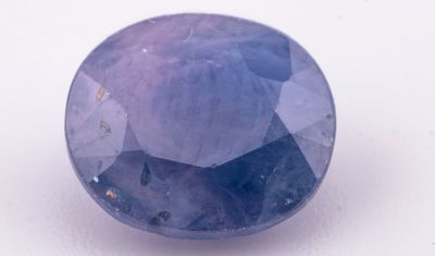 gros plan d'un saphir bleu sur une surface blanche