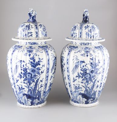paire de vases bleus et blancs avec couvercles, ornés d'oiseaux et de fleurs