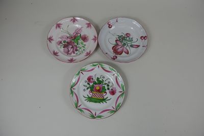 Trois assiettes en faïence de l’Est à décor de bouquets de r…