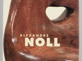 la couverture d'un livre sur laquelle figure une sculpture en bois