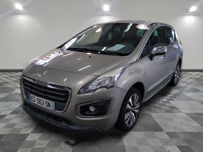 la petite voiture argentée est garée dans une grande pièce