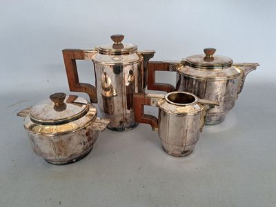 une image représentant un groupe de théières en argent posées sur une table