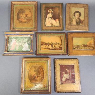 plusieurs tableaux anciens représentant des femmes et des enfants, sur fond bleu