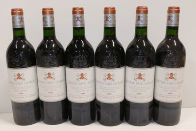 six bouteilles de vin rouge alignées sur une table