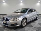 la voiture argentée est garée sur un sol en damier dans le garage