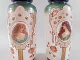 deux vases sur lesquels figurent des images d'une femme