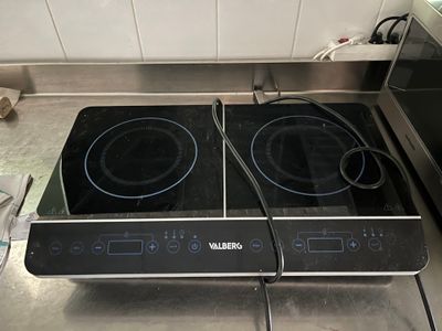 deux feux sur la cuisinière de la cuisine