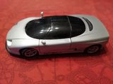 une voiture jouet posée sur une table