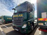 deux camions garés l'un à côté de l'autre dans un parking
