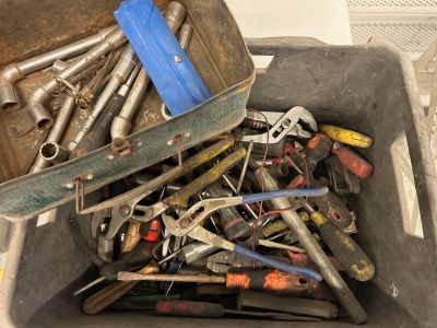 1 caisse d'outils divers pinces, tournevis etc…