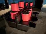 une pièce contenant beaucoup de chaises et de tables