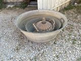 un seau posé par terre, avec un panier à l'intérieur