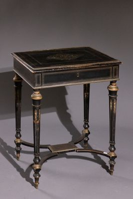 Table à ouvrage en bois noirci à marqueterie de filets de laiton et va - Photo 1