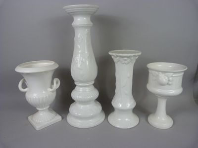quatre vases et un bougeoir posés sur une table