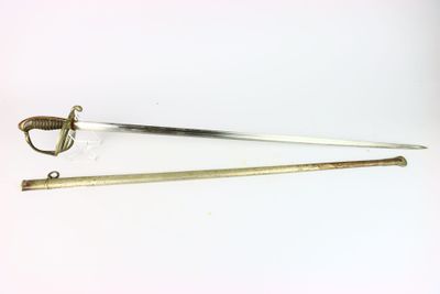 deux épées et une épée posées sur une surface blanche
