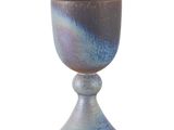 une tasse bleue et violette posée sur une table