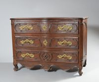 Commode à façade galbée en châtaignier teinté acajou mouluré…