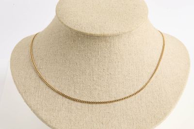 gros plan d'un collier sur un mannequin mannequin