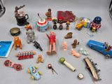 tout un tas de figurines qui sont posées sur la table