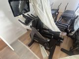 Il y a de nombreux types de vélos d'appartement dans cette salle.