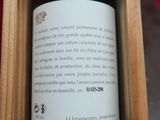 une bouteille de vin dans un coffret en bois sur une table