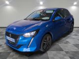 une voiture bleue garée dans un garage au sol en damier