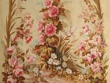 une photo d'un tableau représentant des fleurs accroché au mur