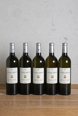 six bouteilles de vin alignées sur une table en bois