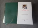 un livre sur lequel figure la photo d'un homme