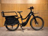 un vélo noir avec un sac noir à l'arrière