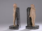 des sculptures représentant un homme et une femme debout l'un sur l'autre