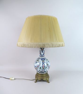 une lampe posée sur une table à côté d'un abat-jour