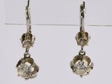 une paire de boucles d'oreilles en argent ornées d'un motif floral