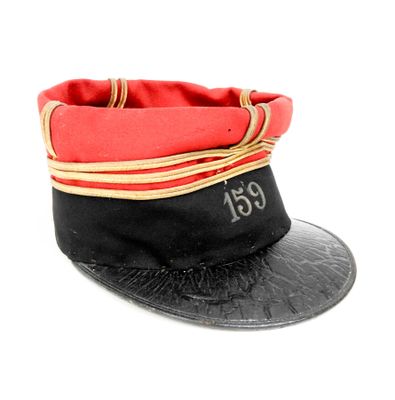 un chapeau rouge et noir sur lequel figure un numéro