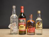plusieurs bouteilles d'alcool sont alignées sur une table