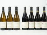 six bouteilles de vin sont alignées dans une rangée